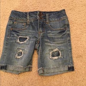 Girls size 7 denim shorts.